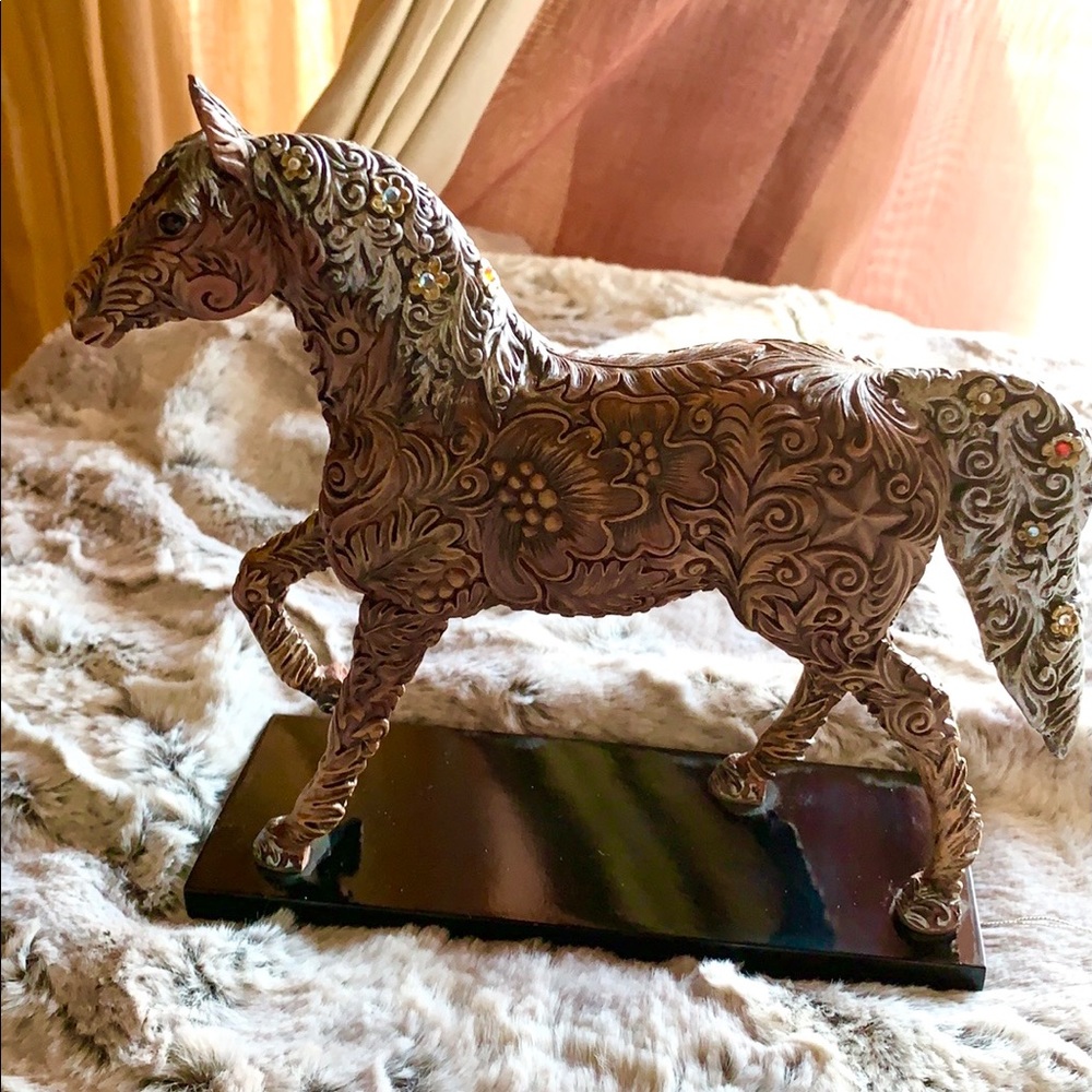 The Trail of the painted ponies Carved in history